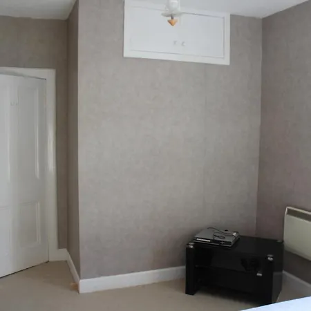 1 Bedroom Apartment, 20 Min Bus From City Centre Apartamento