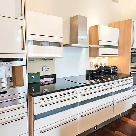 Spacious 2 Bedroom In The Heart Of New Town *