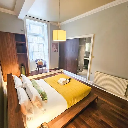 Spacious 2 Bedroom In The Heart Of New Town *