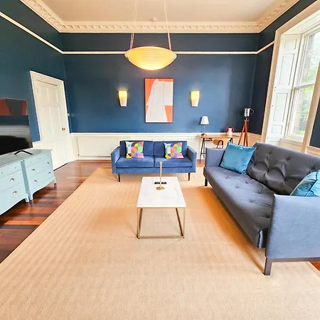 Spacious 2 Bedroom In The Heart Of New Town