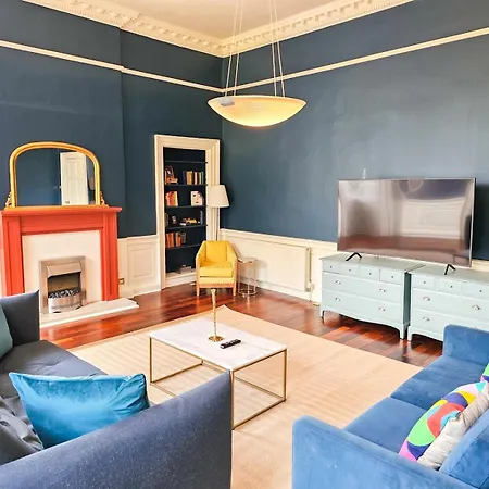 Spacious 2 Bedroom In The Heart Of New Town *