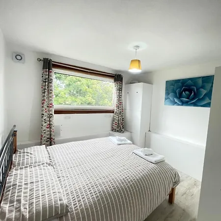 3 Bed Serviced With Free Parking & Tram Stop, 10 Minutes From Airport And Center *