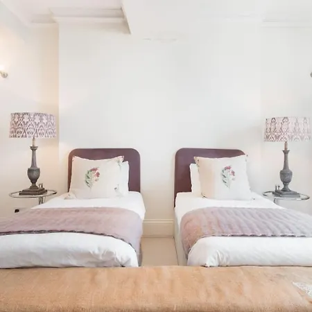 Super - Georgian Double Upper Flat With Castle Views In New Town דירה אדינבורו