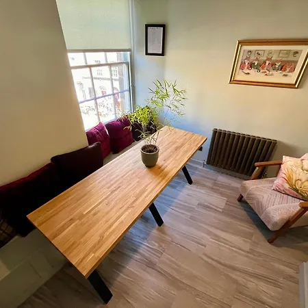 Boutique Castle View 3 Bedroom Apartment Edinburgh