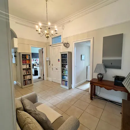 Georgian 4 Bedroom 3 Bathroom New Town Apartment *