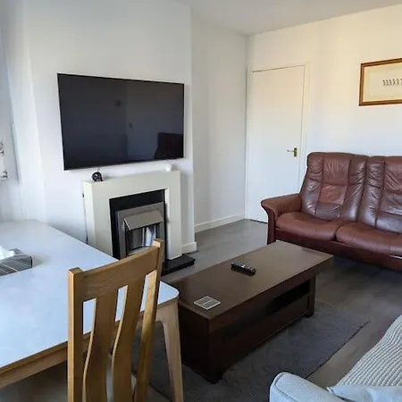Lovely 3-bed Flat * Эдинбург