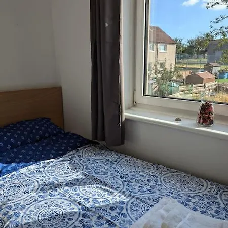 Апартаменты Lovely 3-bed Flat Эдинбург