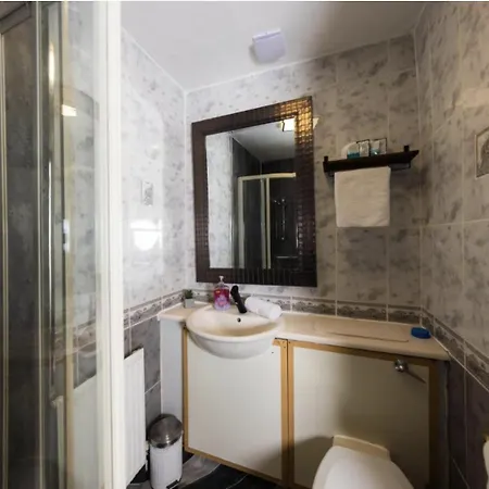 Warm & Welcoming Apartment, City Center - Meadows 4 Apartament *