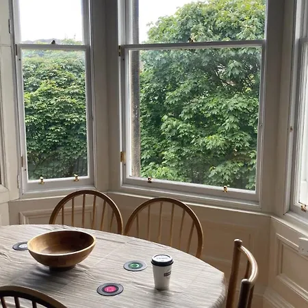 Joivy Inviting 2-bed Flat Close To City Centre Apartment *