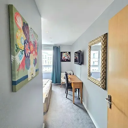 4 Separate Beds, Sleeps 6, Beautiful 2 Bed Apartament Edynburg