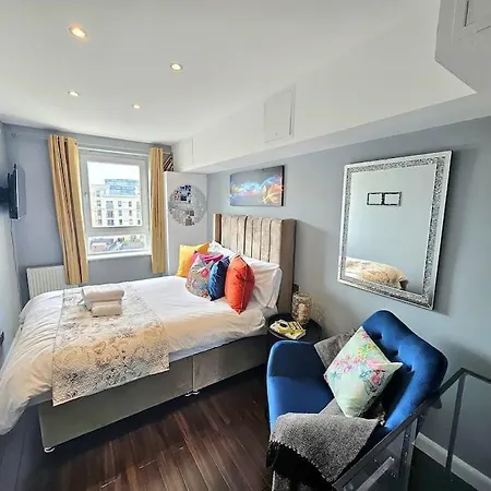 4 Separate Beds, Sleeps 6, Beautiful 2 Bed *