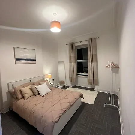 2 Bed Flat In Edinburgh