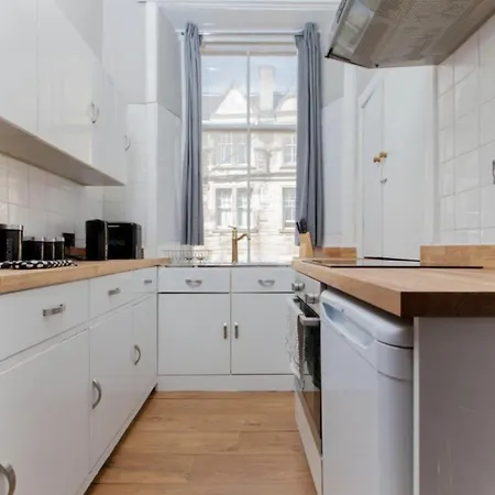 Bright And Homely Near Holyrood - City Centre Edinburgh