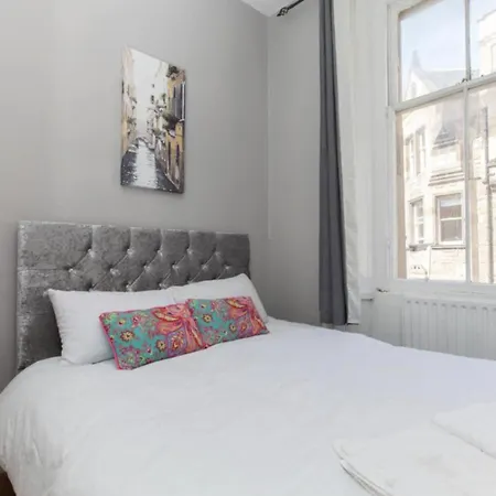 Bright And Homely Near Holyrood - City Centre