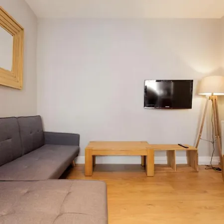 Bright And Homely Near Holyrood - City Centre