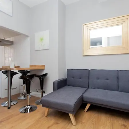 Bright And Homely Near Holyrood - City Centre *