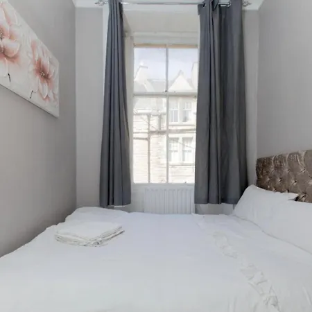Bright And Homely Near Holyrood - City Centre Edinburgh