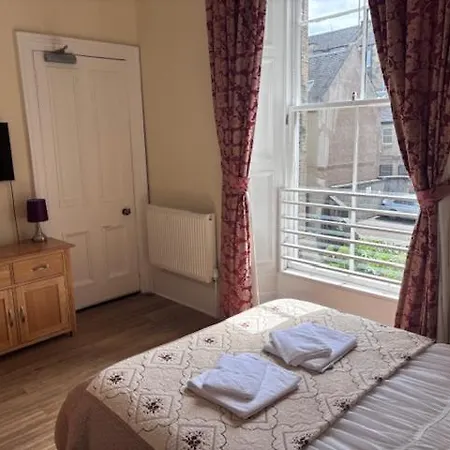 Edinburgh City Suites 4*