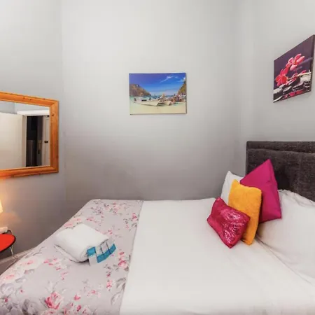 Warm By Holyrood Palace! אדינבורו