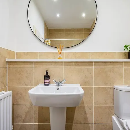 Bright, Modern 2 Bedroom House With Free Parking! Appartement *