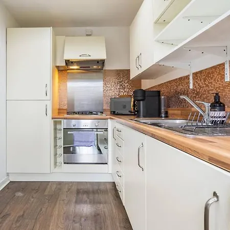 Bright, Modern 2 Bedroom House With Free Parking! * Edimburgo