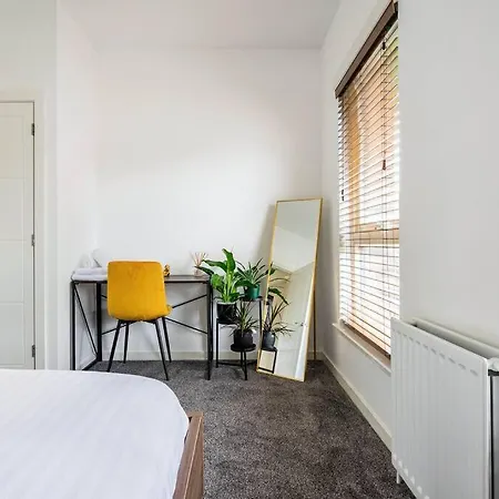 Bright, Modern 2 Bedroom House With Free Parking! *