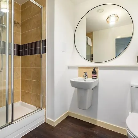 Bright, Modern 2 Bedroom House With Free Parking! *