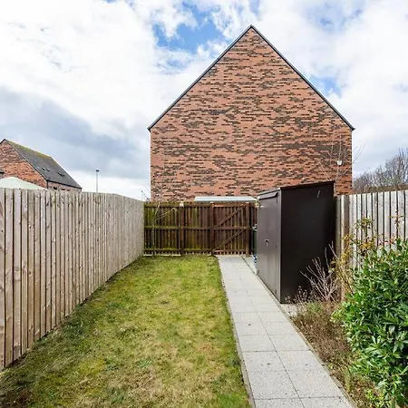 Bright, Modern 2 Bedroom House With Free Parking! * Edinburgh