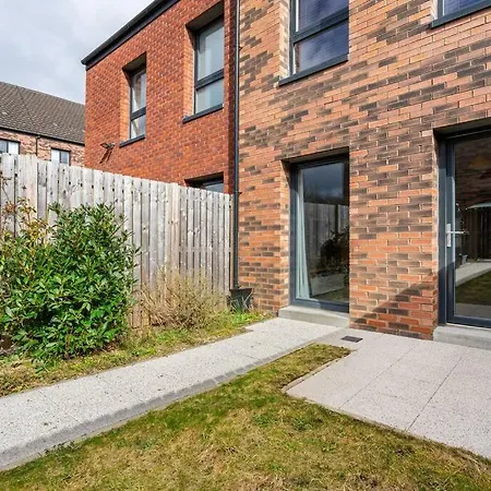 Bright, Modern 2 Bedroom House With Free Parking!