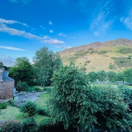Close To Holyrood And Arthur Seat, Beautiful Scenic Views * אדינבורו
