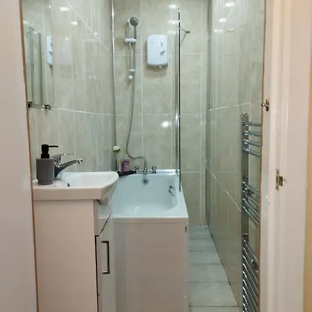 2 Bedroom In With Free On Street Parking , 15 Minutes From Centre * Edimburgo
