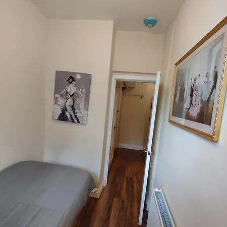 2 Bedroom In With Free On Street Parking , 15 Minutes From Centre Appartamento Edimburgo