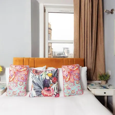 Warm & Welcoming Close To Meadows! City Centre 10 *