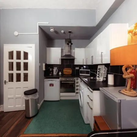 Warm & Welcoming Close To Meadows! City Centre 10 Apartment