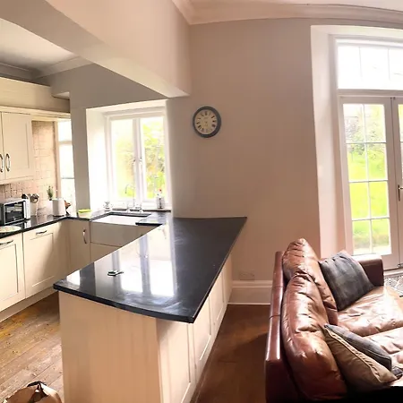 Spacious New Town Garden Flat