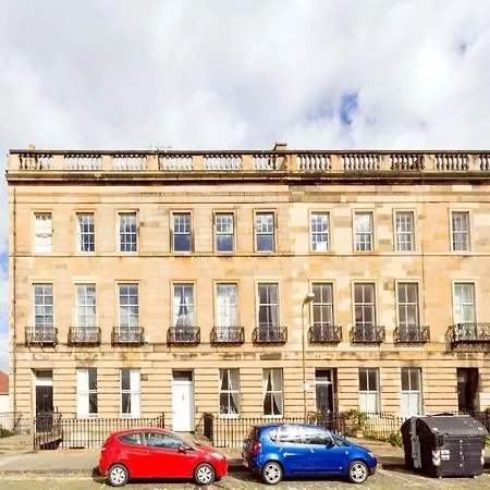 Spacious New Town Garden Flat *