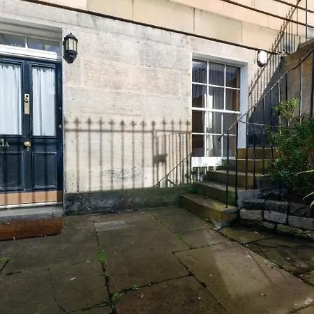 Apartment Spacious New Town Garden Flat