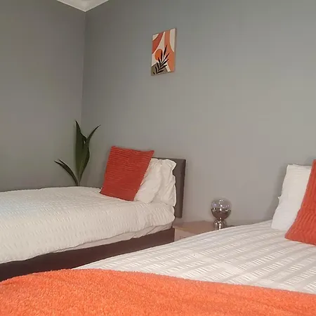 Modern 3 Bed With Free Parking *