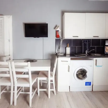 Daire Warm & Welcoming City Center - Meadows 9!