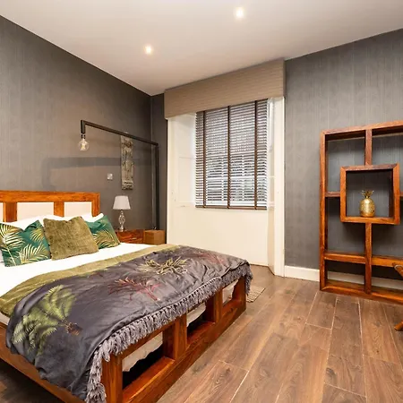 Argyl - 4 Bed On York Place, New Town *