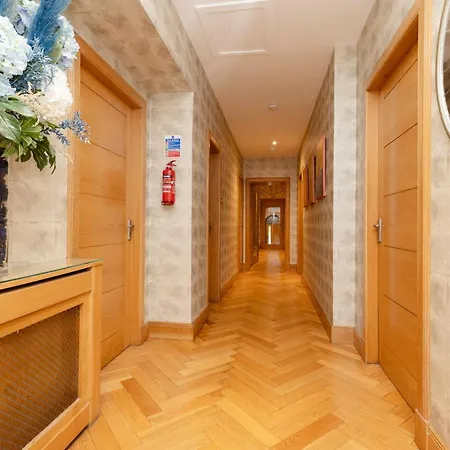 Argyl - 4 Bed On York Place, New Town Apartment Edinburgh