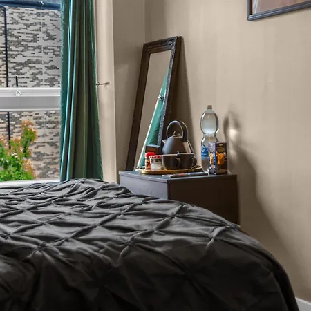 Cosy, Stylish Bedroom For Business And Work Travellers Πανσιόν *