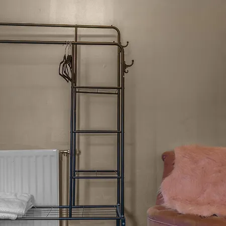 Πανσιόν Cosy, Stylish Bedroom For Business And Work Travellers