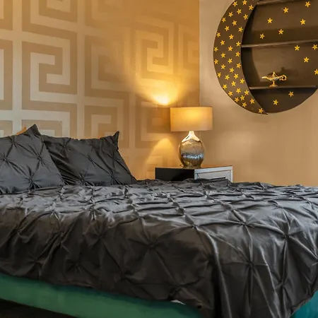 Cosy, Stylish Bedroom For Business And Work Travellers Πανσιόν *