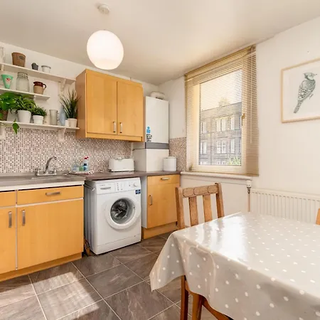 1 Bedroom Flat With Balcony - Pass The Keys *