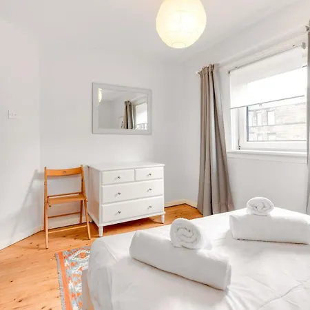 1 Bedroom Flat With Balcony - Pass The Keys *