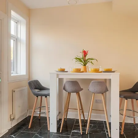 2 Bed Property, Sleeps 5, Free Parking, Near Centre Casa de Férias *