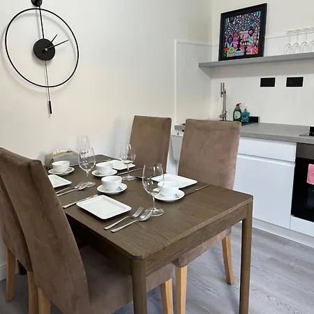 Cozy 2 Bedrooms With Private Parking Space And Garden Apartment *