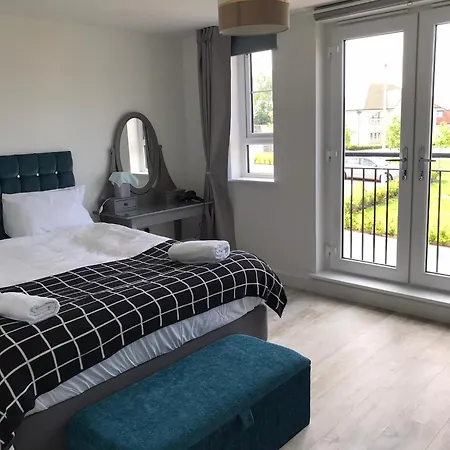 Guest house Large En Bedroom With One Double Bed No Breakfast Provided