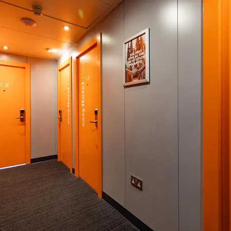 Easyhotel 2*